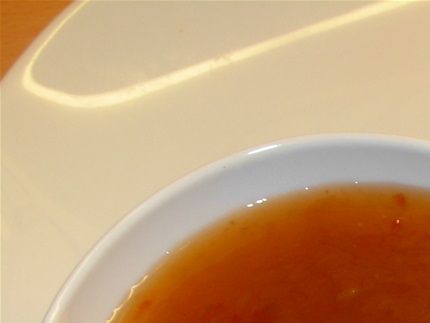 3a   Vårrullar.  3a  4 st hemgjorda friterade frasiga vårrullar med grönsaker, glas nudlar, blandfärs och söt chilisås och ris, Eller 5 stycken utan ris som förrätt.   pris: 120:-