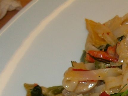 15a Sen lek pad prik geng pet. ( Kan fås HOT )  15a Kyckling/fläskkött/räkor med risnudlar wokad i röd curry, kokosmjölk, bergamot leaf paprika thai basilika. Pris: 120:- med räkor  16/20  ( 7st )Pris: 150:-  eller (10st) Pris: 170:-