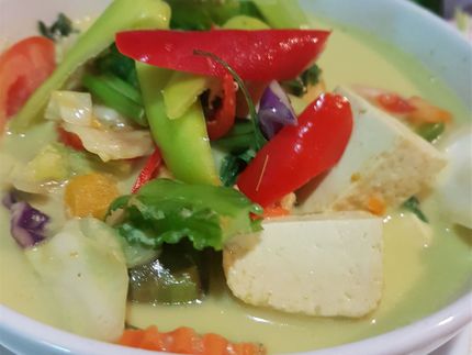 3b. Tom khaa tofu.   Tofu i kokosmjölk galanga kafir lime leaf citrongräs grönsaker och ris  100:-