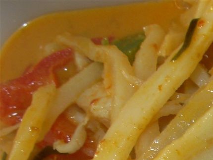 13a   Geng pet moo / gai.    13a   Fläskkött, kyckling i stark röd curry sås bambu grönsaker och ris. Pris:   120:-