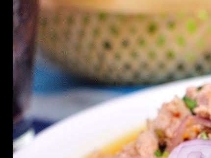 22a. Lab moo / Lab gai khaowneo   22a.   Fläsk färs, eller kyckling färs med färska  krydd växter kan fås HOT, serveras med ris / eller Stickie ris khaowneo ( se första sidan ) Pris:  120:-