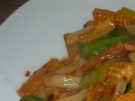 NYHET 5. Lika som 2a Fast med Korea nudlar, du kan välja mellan Ramen eller ( Udon nudlar.Finns jordnötter i chilipaste ) Och med kyckling, grönsaker, cashew nötter Pris 120:-  eller välja tiger räkor 16/20  ( 7st ) ( 10st )  150:-  170:- grönsaker, cashew nötter  pris:  130