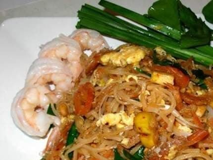 2.  Pad Thai m. Tofu, Kyckling, fläsk kött eller räkor. Wokade risnudlar ( gluten fria ) med kinesisk gräslök, böngroddar, jordnötter och lime. Vid nöt allergi, kan jordnötterna naturligtvis tas bort. Pris 100:- (Räkor Pris 150)
