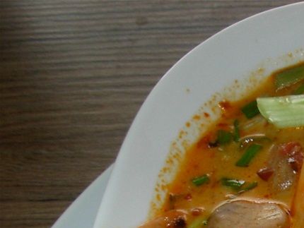17a. NY.  Kyckling gyoza ( 8st ) i tom yum soppa. Thailändsk soppa med lime smak, koriander, sallads lök, bergamot leaf Carnation milk, citrongräs, europeiskt gräs, chilipaste, svamp, fisk sås. Finns jordnötter i chilipaste   Pris: 120:-