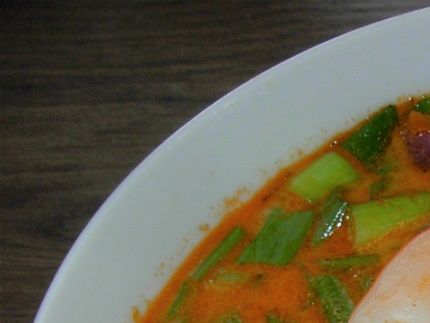 19a.   Tom yum gong nam koon.      19a Thailändsk soppa med lime smak, koriander, sallads lök, bergamot leaf Carnation milk, citrongräs, europeiskt gräs, chilipaste, svamp, fisk sås. Finns jordnötter i chilipaste   7st Räkor (16/20)  Pris: 150:- eller 10st  räkor. Pris: 170:-